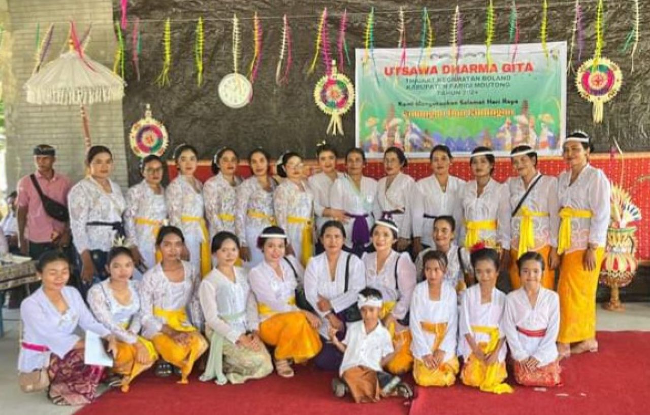 Peserta Utsawa Dharma Gita pada acara Galungan dan Kuningan di Balaidesa Wanamukti Barat (foto : asri_beritaformat.com)