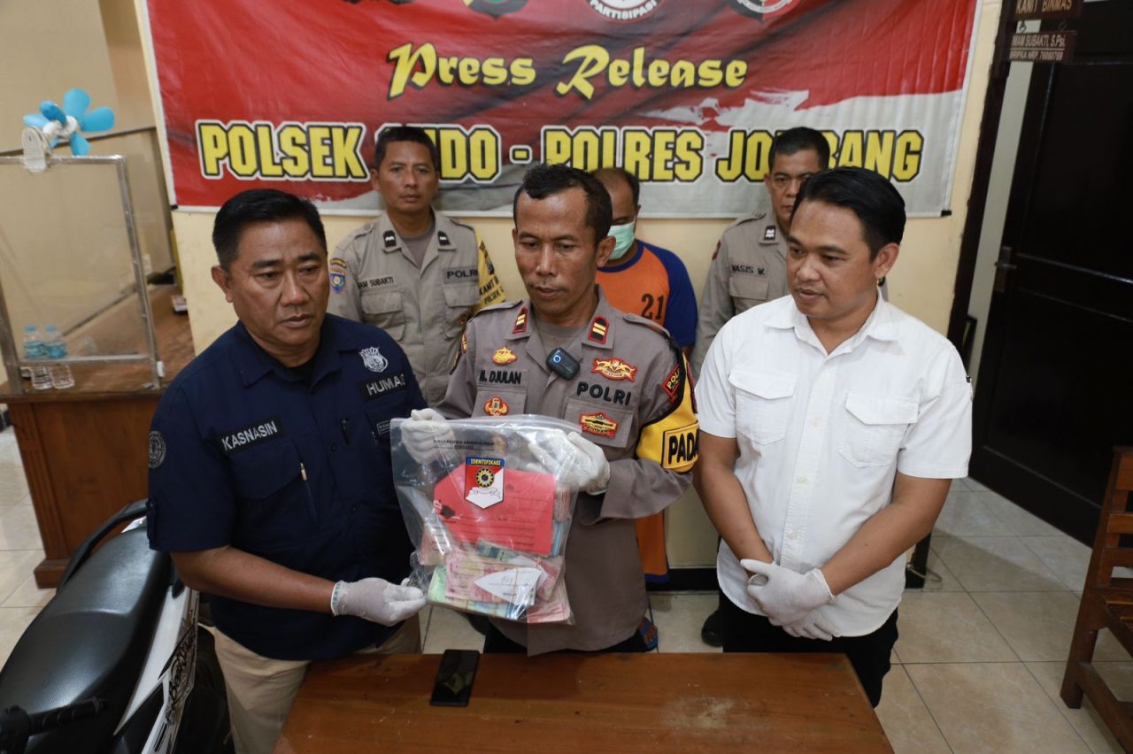 Kapolsek Gudo Iptu M. Djulan didampingi Kasi Humas Polres Jombang saat menunjukkan baeang bukti hasil kejahata yang di amankan dari tangan pelaku (foto : darmanto_beritaformat.com)