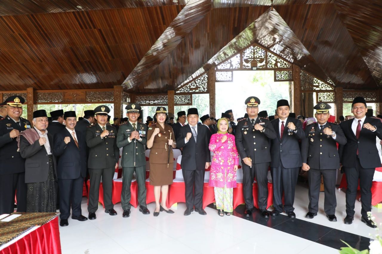 Dandim 0619/PWK Letkol Inf Ardiansyah, S.Hub., bersama jajaran Forkopimda Kabupaten Purwakarta usai menghadiri upacara peringatan hari Kesaktian Pancasila di Taman Pesanggrahan Padjajaran (foto : pendim0619.pwk/vito_beritaformat.com)