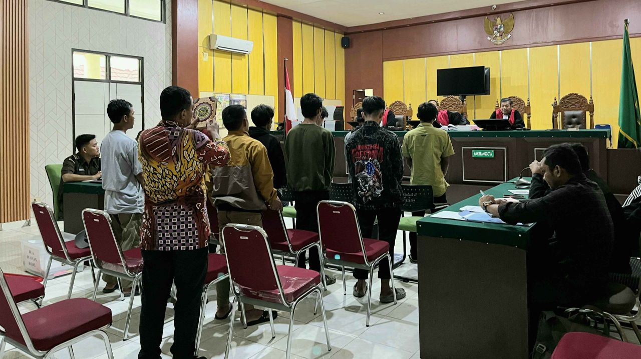 10 saksi dari warga dan pekerja yang dihadirkan JPU diambil sumpah saat akan dilakukan sidang lanjutan kasus korupsi APBDes Desa Dusunan Barat TA. 2021-2022 (foto : asri_beritaformat.com)