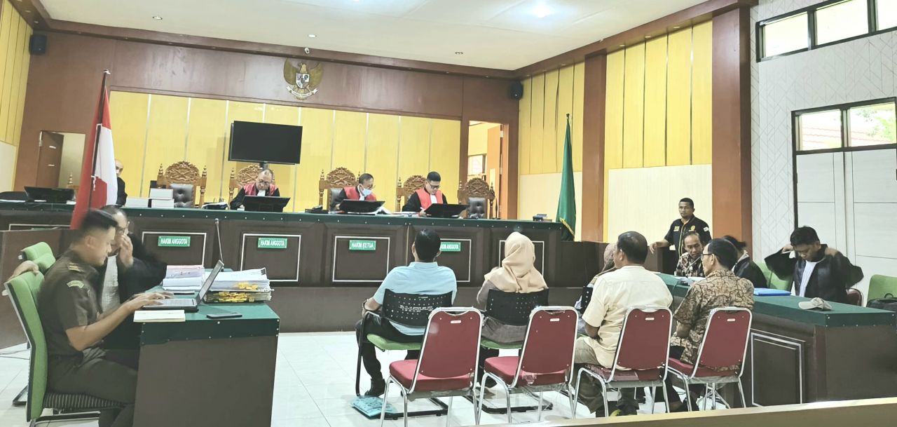 Kelima orang saksi yang dihadirkan JPU diminta keterangan Hakim Ketua Sidang Sugianto, S.H., secara bersamaan dalam sidang lanjutan kasus korupsi dana kantor Camat Sidoan yang menghadirkan terdakwa MS oknum Camat Sidoan (foto.: asri_beritaformat.com)