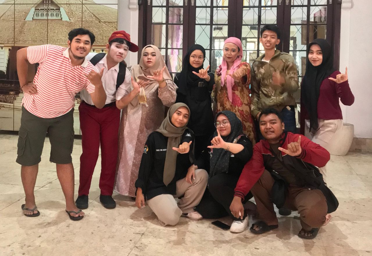 Anggota teater Geo UKM Unipa Surabaya yang menyabet juara 1 kategori drama teatrikal yang diselenggarakan Perpustakaan KPwBI Jatim 2024 (foto : redaksi_beritaformat.com)