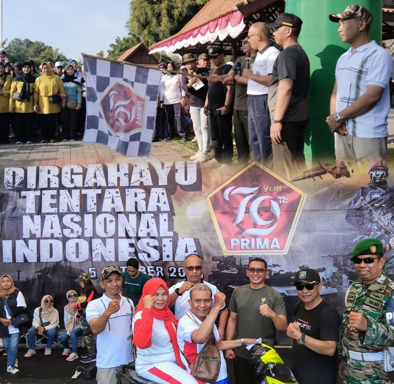 KJJT Banyuwangi dukung dan sukseskan jalan sehat HUT TNI ke79 di Lapangan Blambangan (foto:kjjtbwi/darmanto_beritaformat.com)