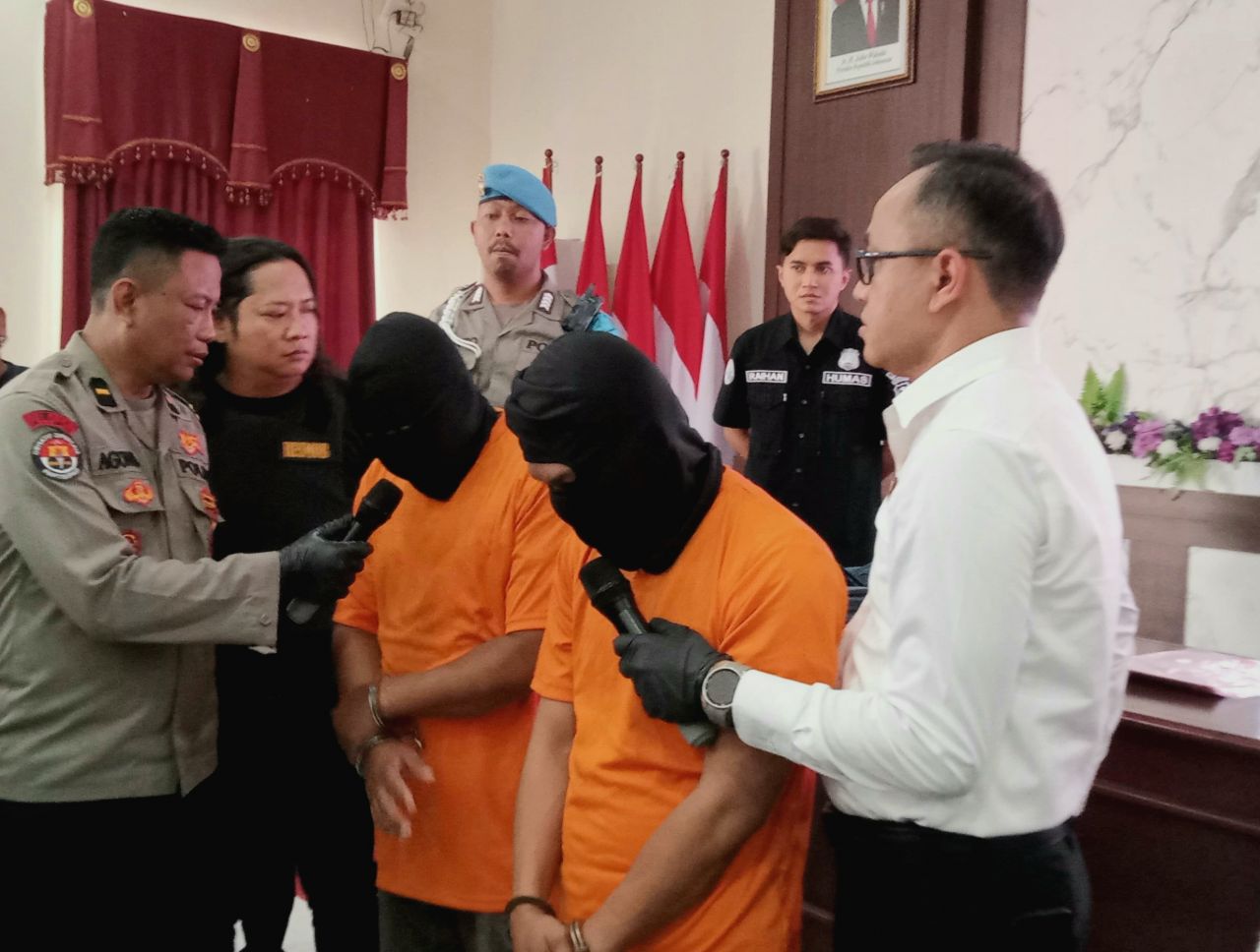 Kedua pelaku saat dihadirkan pada pers rilis di Mapolresta Moojokerto (foto : humasrestamjk/zia_beritaformat.com)