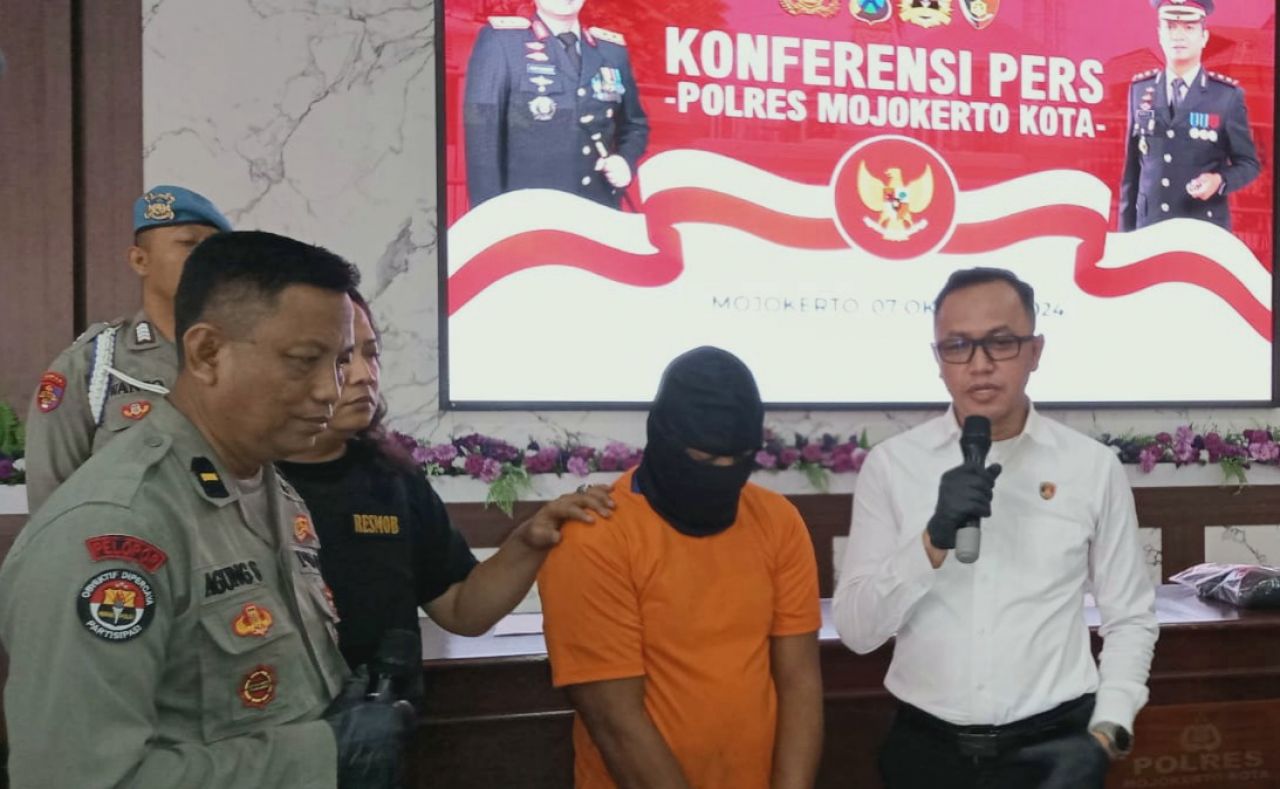 RR pelaku jambret yang beroperasi di wilayah utara sungai brantas dibekuk petugas Satreskrim Polresta Mojokerto (foto:humasrestamjk/zia_beritaformat.com)