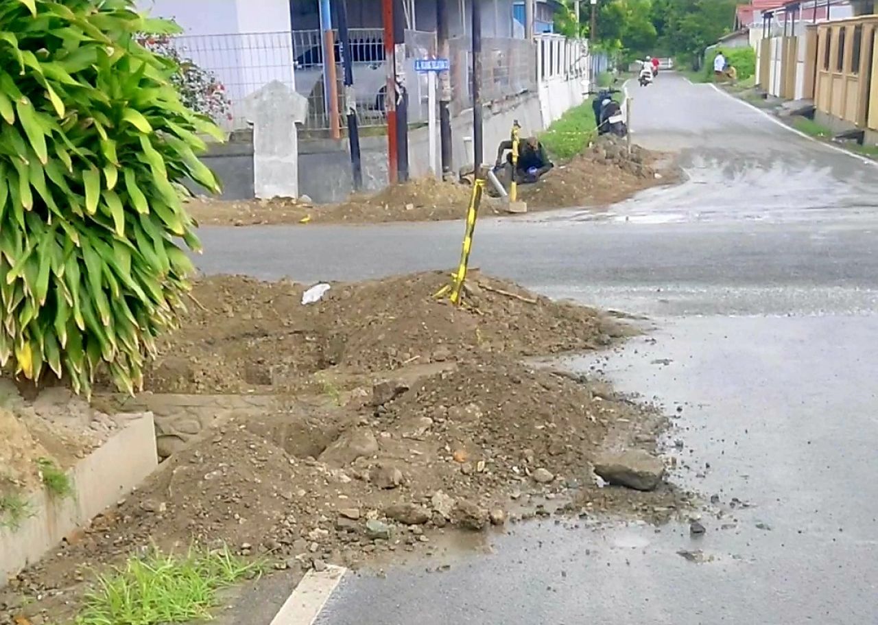 Tampak terlihat jelas salah satu titik galian pipa PT. Jasuka-Tirta yang tidak diberikan tanda peringatan bahaya pada bekas galian pekerjaan pipanisasi (foto : ono_beritaformat.com)