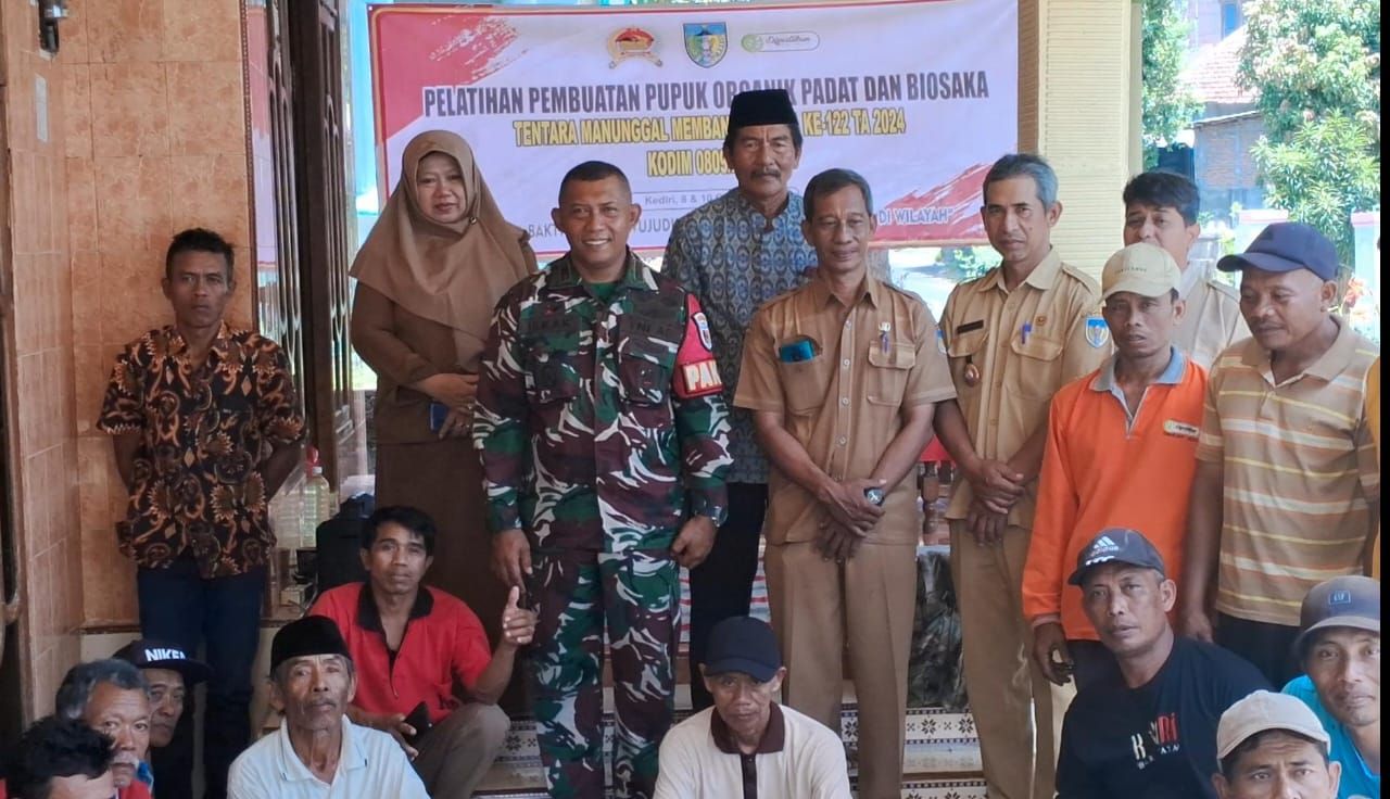 Anggota Kodim 0809/Kediri bersama kelompok tani dan perwakilan dinas pertanian perkebunan Kabupaten Kediri saat memberikan pelatihan pembuatan pupuk organik (foto : pendim0809kediri/kris_beritaformat.com)