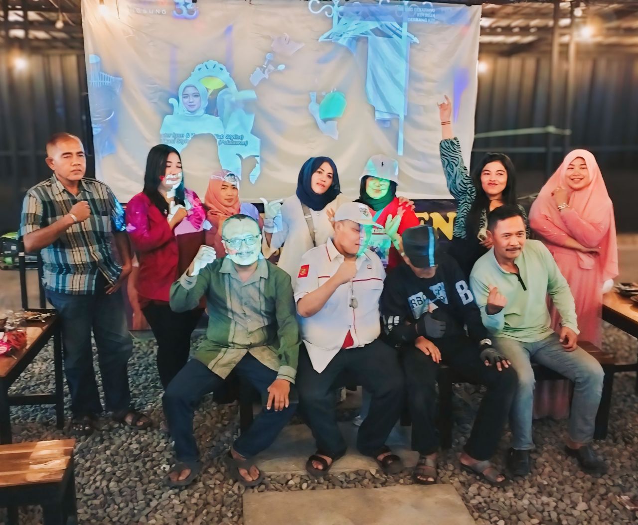 Acara nonton bareng (nobar) DPC PAMDI Sidoarjo untuk mendukung Fanesha Anggi, duta Kabupaten Sidoarjo di Cafe Angkringan Modong, kecamatan Tulangan, Sidoarjo (foto : dpcpamdisidoarjo/azies_beritaformat.com)
