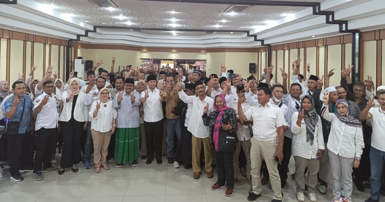 Emil Dardak bersama relawan saat deklarasi dukungan di Hotel Sofia Raya Juada (foto : redaksi_beritaformat.com)