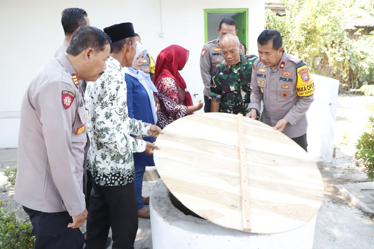 Wakapolres Jombang Kompol Hari Kurniawan meninjau langsung sumur bor Musholla Al Barokah yang telah diresmikannya (foto : kasihumasresjbg/darmanto_beritaformat.com)