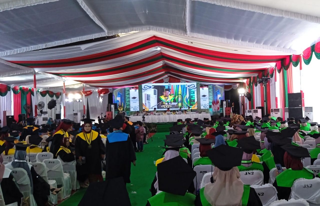 Rektor Unwaha Jombang Prof. Dr. Ir. H. Gatot Ciptadi, DESS, IPU, ASEAN Eng., saat memberikan sambutan pada sidang senat terbuka wisuda S1 tahun akademik 2023 (foto : darmanto_beritaformat.com)