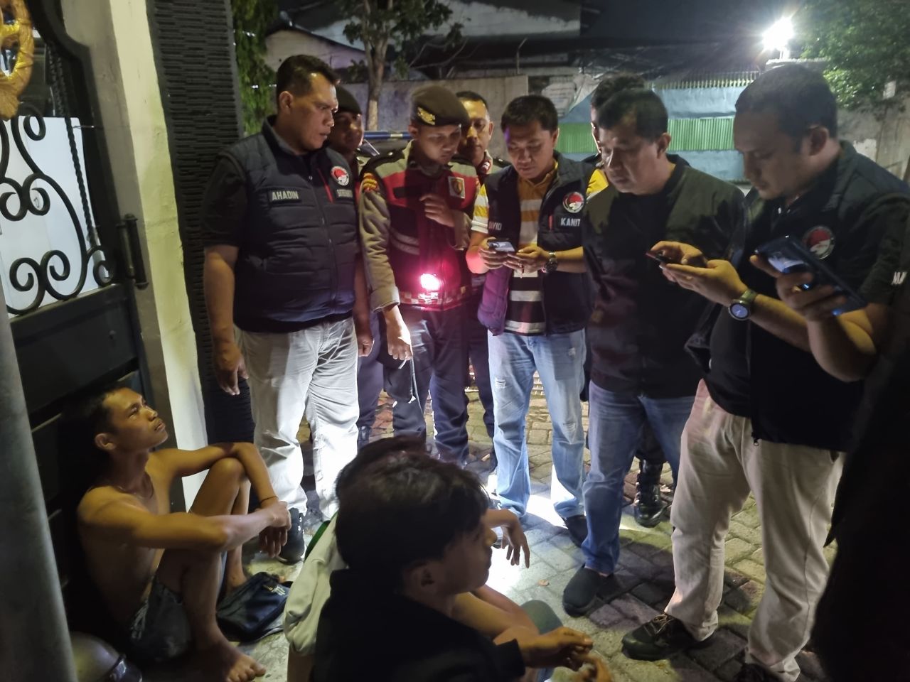 Petugas patroli KRYD Polres Jombang mendata 17 orang pemuda yang di amankan saat minum miras di salah satu warung angkringan (foto : sihumasresjbg/darmanto_beritaformat.com)