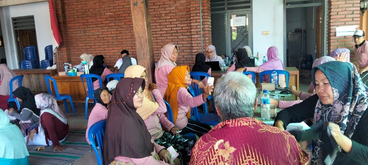 Peserta ibu-ibu dan lansia dilakukan cek kesehatan oleh anggota posyandu Desa Bringin (foto : eko_beritaformat.com)