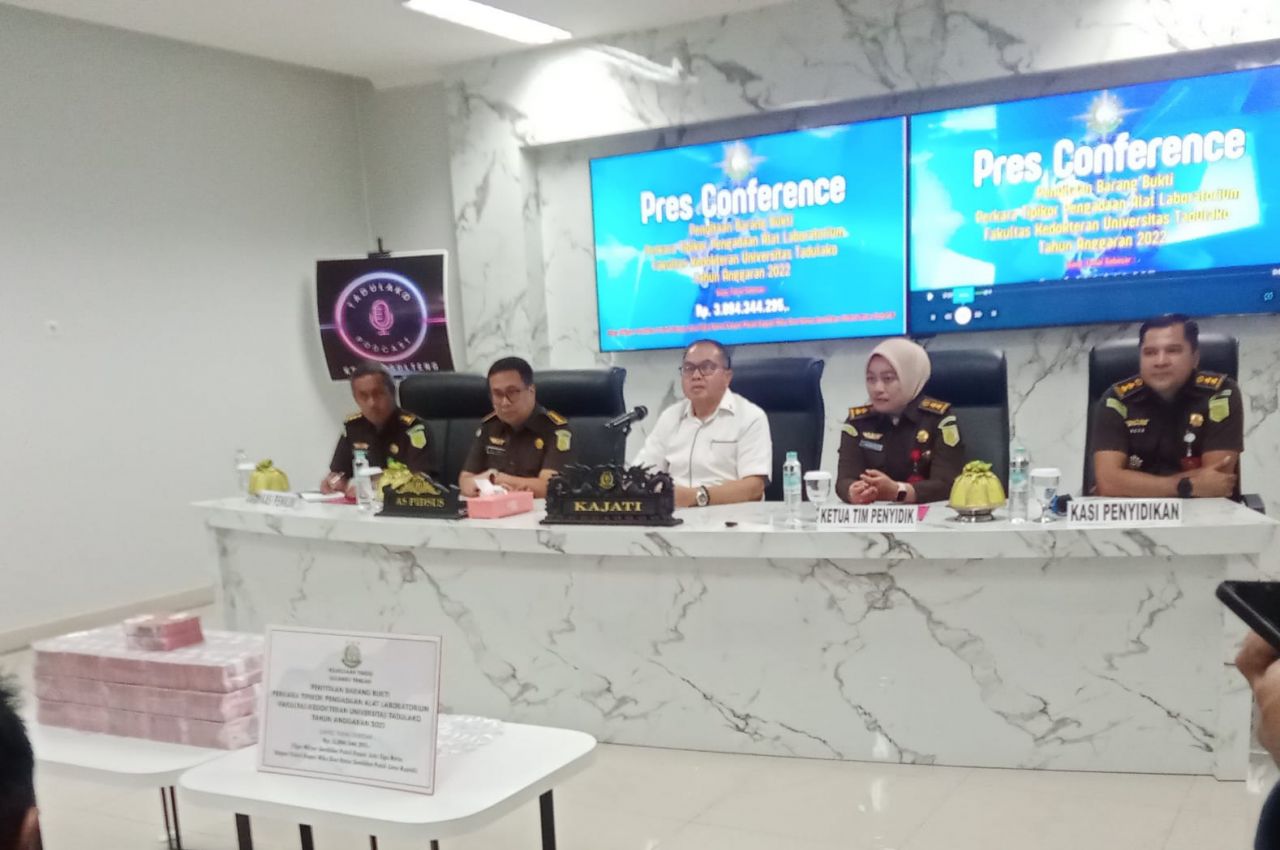 Barang bukti yang berhasil di sita Kejati Palu dari hasil kerugiam negara pengadaan Alat Laboratorium Layanan Pendidikan Fakultas Kedokteran Universitas Tadulako senilai 3 milliar lebih (foto : faisal_beritaformat.com)