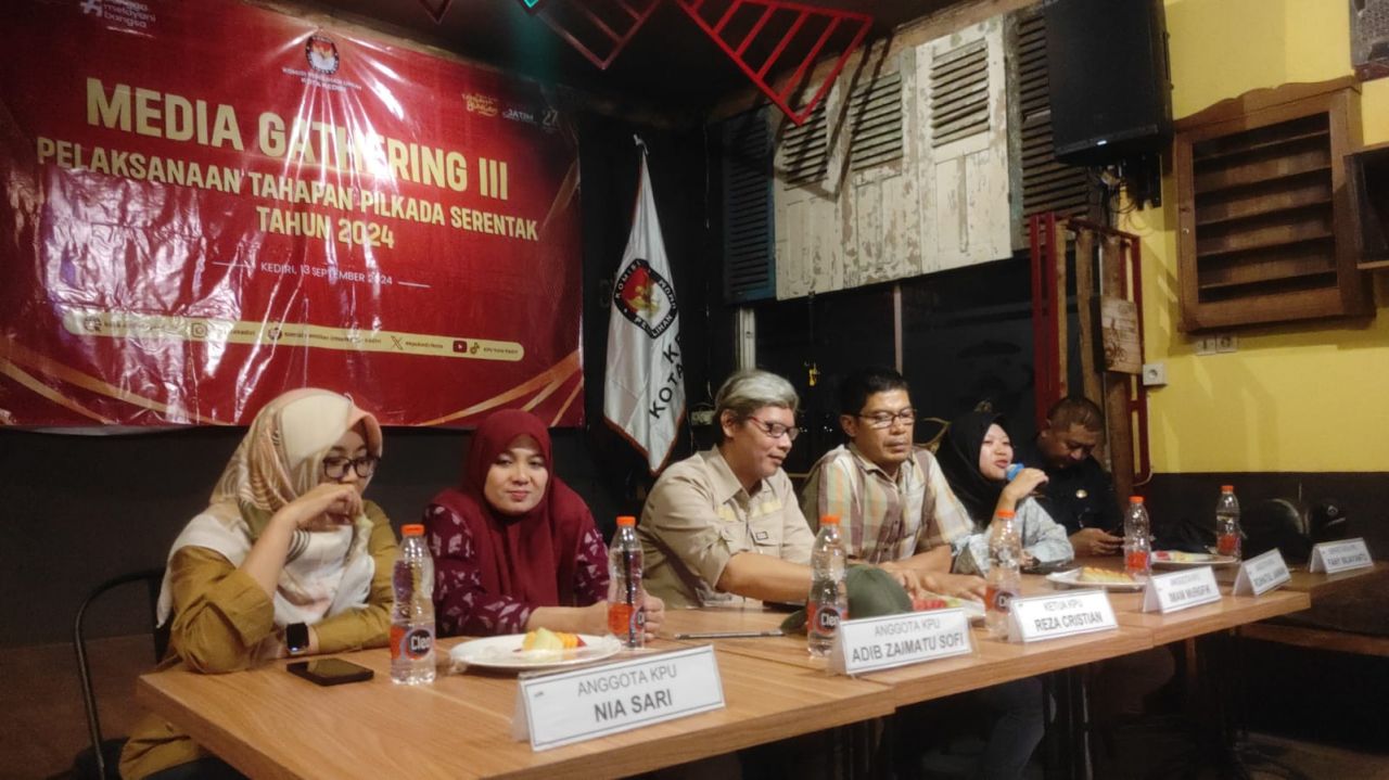 Sejumlah Anggota Komisioner KPU Kota Kediri dan Narasumber saat memberikan memaparkan materi pada acara Media Gathering (foto : kris_beritaformat.com)
