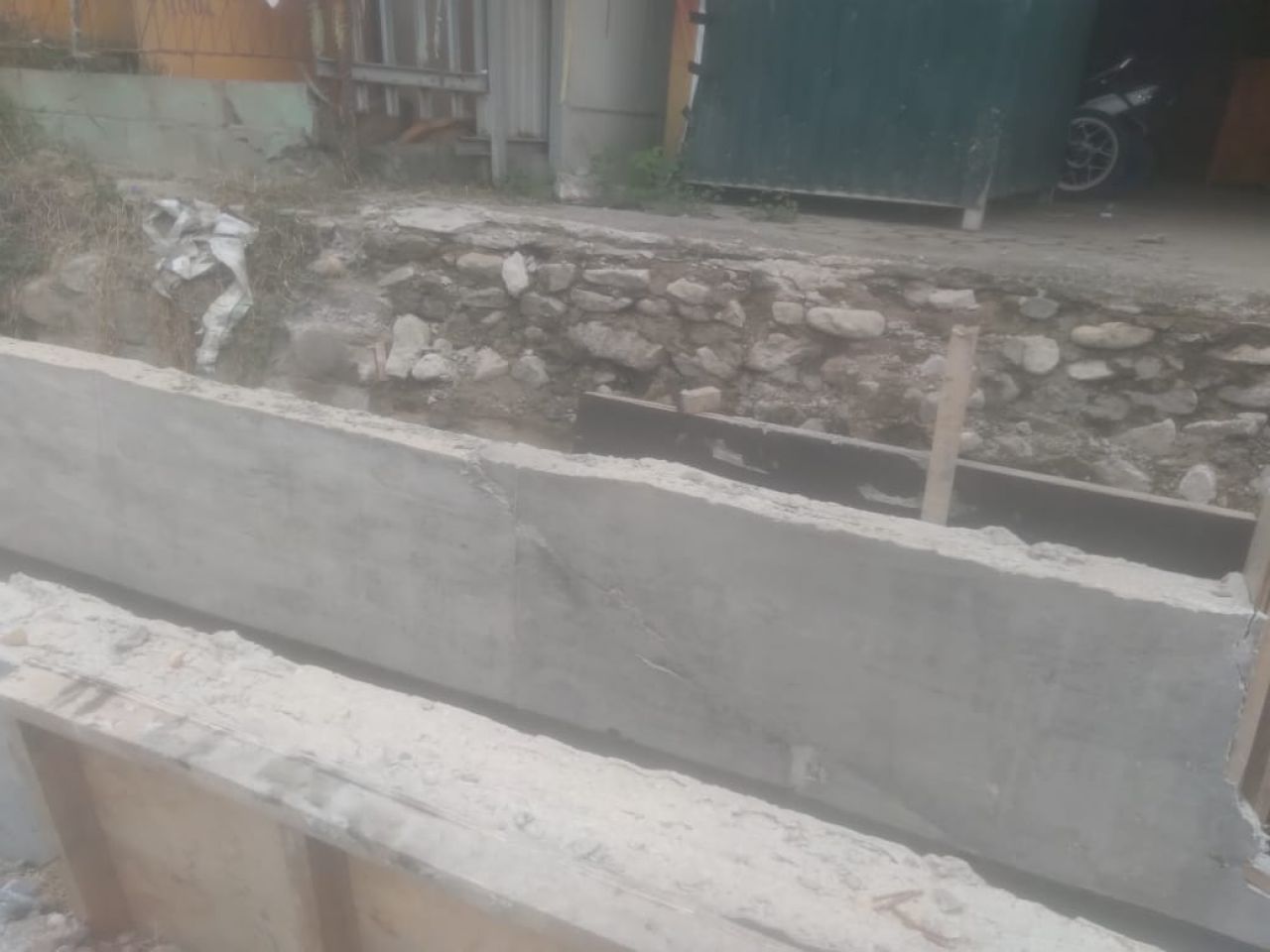 On progres pembangunan saluran drainase di Jl. Dewi Sartika Kota Palu (foto : ono_beritaformat.com)