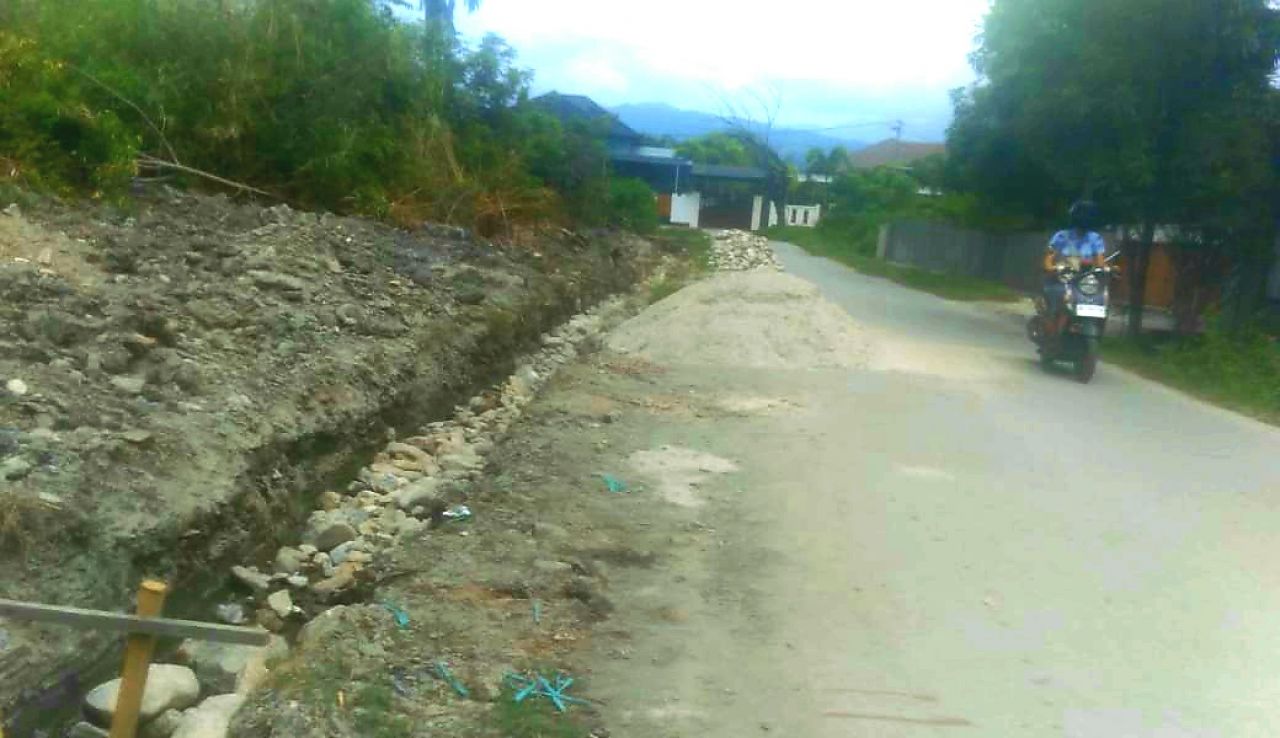 Proyek drainase Jl. Matahari Kota Palu yang dikerjakan CV Kasijari Membangun diduga abaikan keselamatan pekerja dan pengguna jalan (foto ; ono_beritaformat.com)