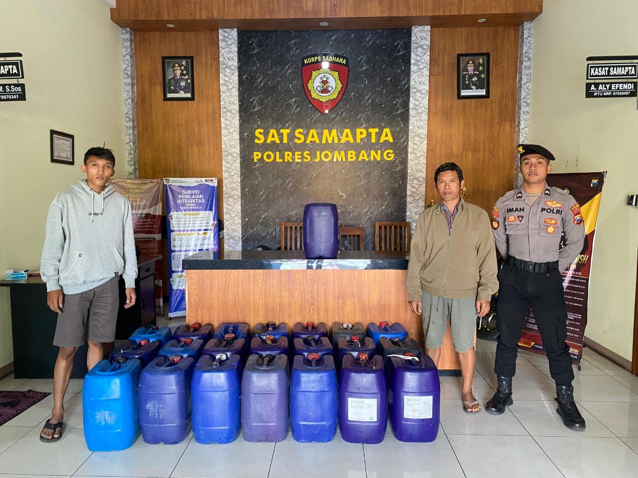 Jurigen isi tuak beserta tersangka pelaku pengedar miras yang berhasil di amankan Sat Samapta Polres Jombang (foto : humasresjbg/darmanto_beritaformat.com)
