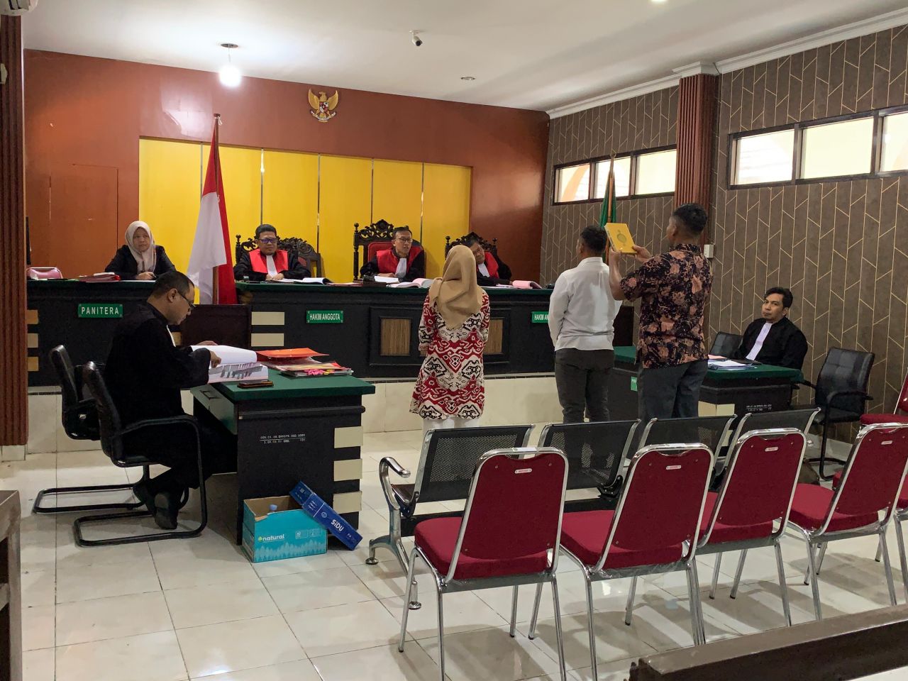 Sejumlah saksi yang dihadirkan JPU di ambil sumpah sebelum memberikan keterangan dihadapan sidang lanjutan kasus tipikor Desa Dusunan Barat (foto : asri_beritaformat.com)