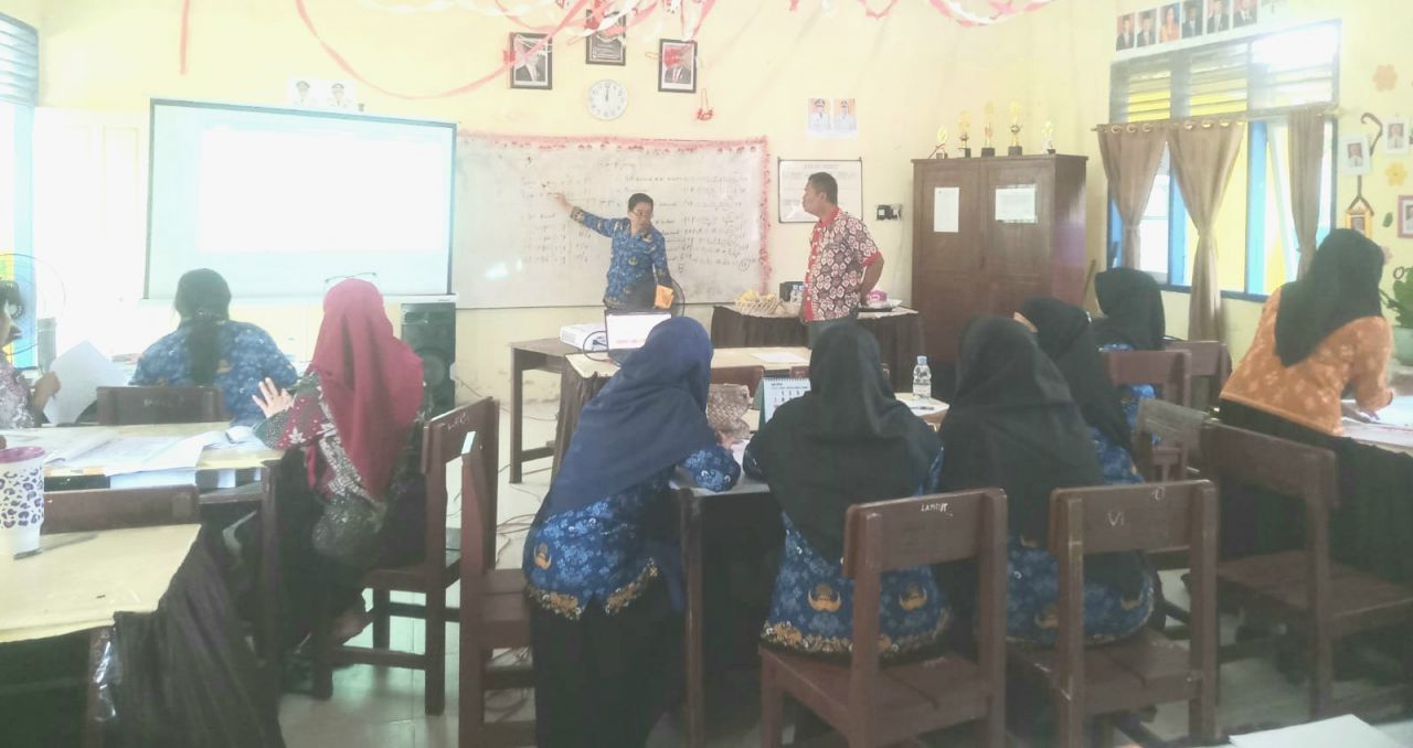 Koordinator Pengawas Wilayah II, Meiting, S.Pd.,M.Si., saat menyampaikan materi supervisi pada puluhan guru di SMPN 26 Palu