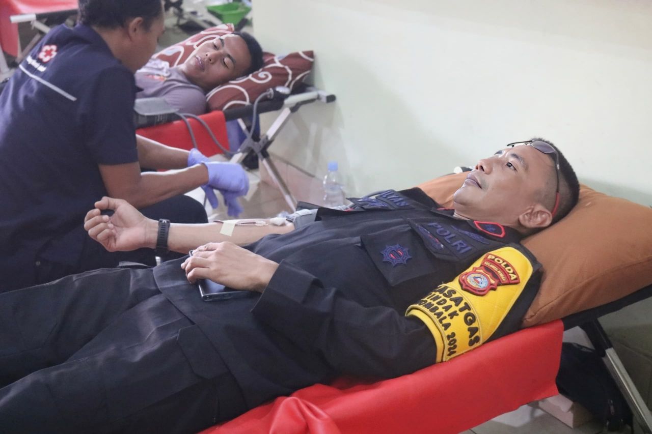 Kabag.Ops Brimob Polda Sulteng, Kompol M. Iliyas, A.Md., S.Kom., turut serta mendonorkan darah swbagai wujud nyata kepedulian antar sesama manusia (foto : humaspoldasulteng/asri_beritaformat.com)