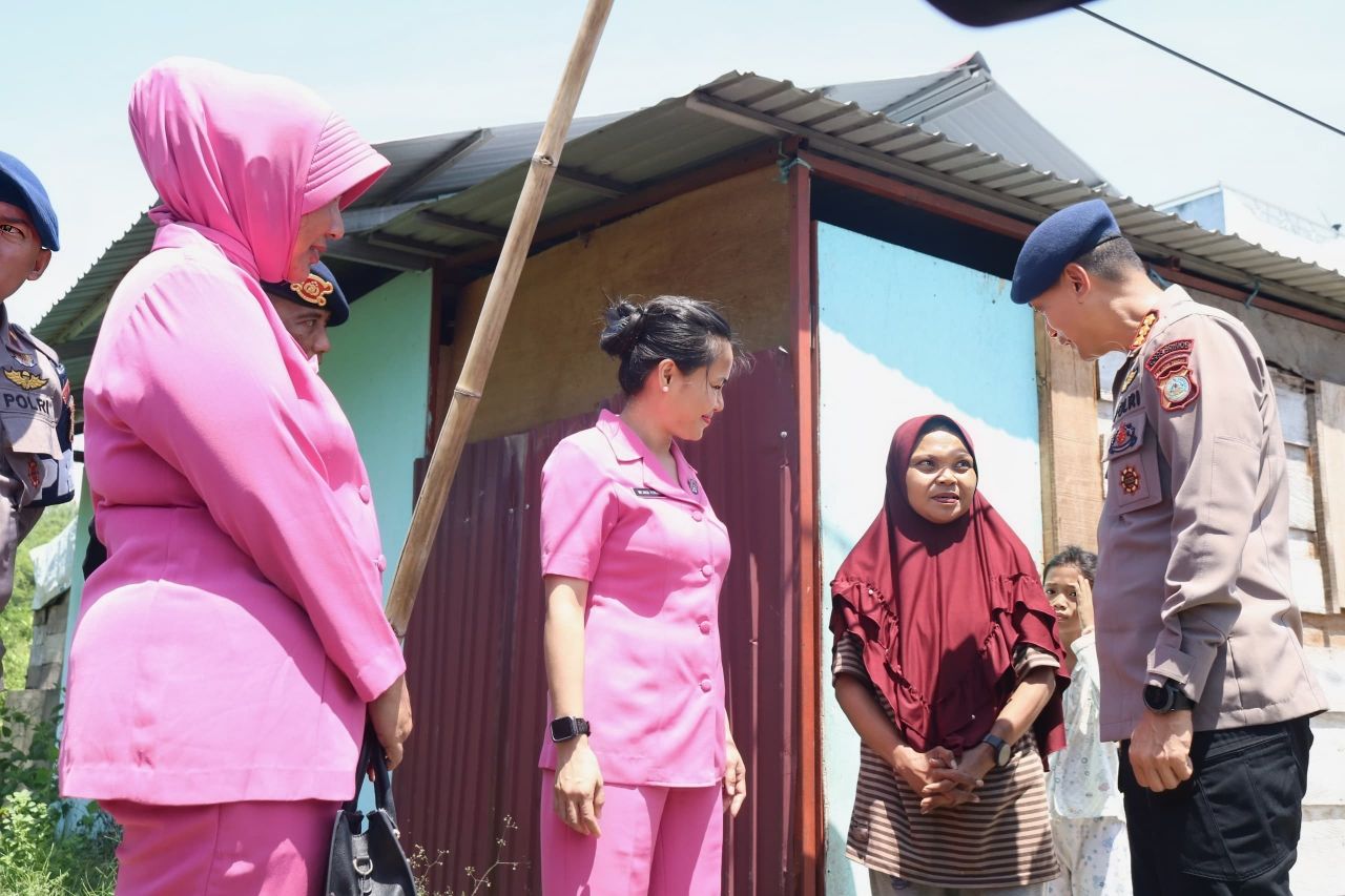 Dansatbrimob Polda Sulteng Kombes Pol Kurniawan Tandi Rongre saat berbincang dengan salah satu warkawuri (foto : humaspoldasulteng/asri_beritaformat.com)