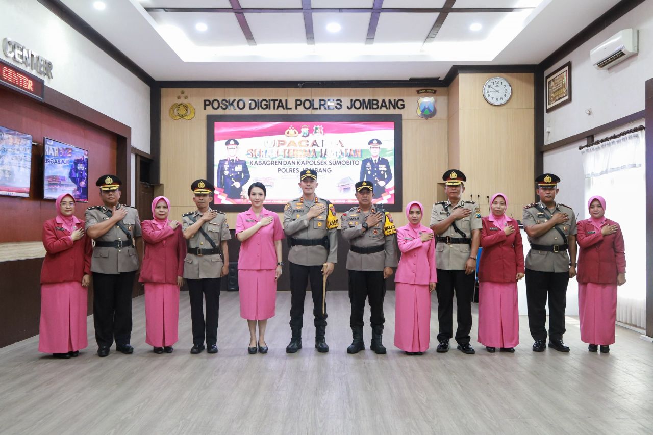 Kapolres Jombang AKBP Eko Bagus Riyadi bersama Pejabat yang baru dilantik ditemani Bhayangkari jajaran Polres Jombang (foto : humasresjbg/darmanto_beritaformat.com)