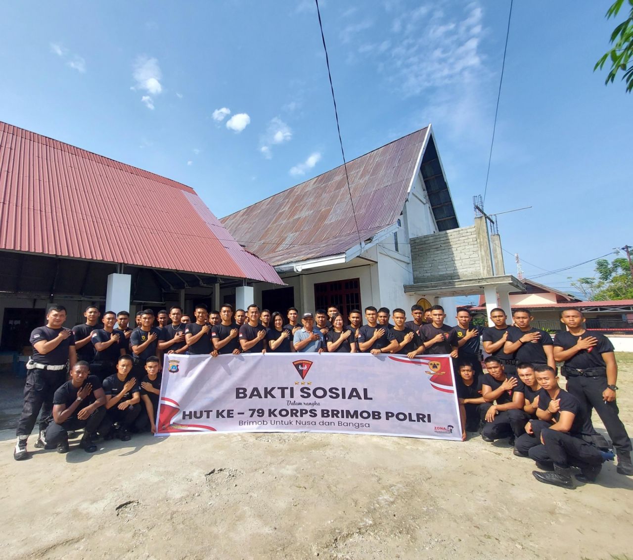 Anggota Satbrimob Polda Sulteng saat bakti sosial mebersihkan Gereja PID Diaspora Mamboro Kota Palu (foto : humaspoldasulteng/asri_beritaformat.com)