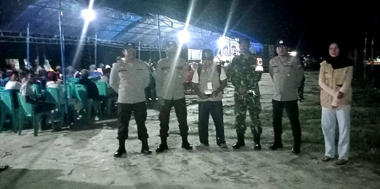 Anggota Polsek Tojo, TNI dan Panwascam pantau kampane terbuka Tim BERAMAL (Foto : asri_beritaformat.com)