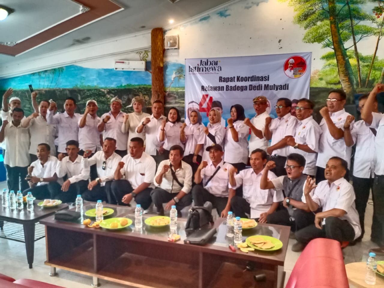 Sejumlah relawan Badega Dedy Mulyadi Kab/Kota se-Jawa Barat hadiri sosialisasi aplikasi Link Form dan rapat koordinasi di rumah makan Amor (foto : Vto_beritaformat.com)