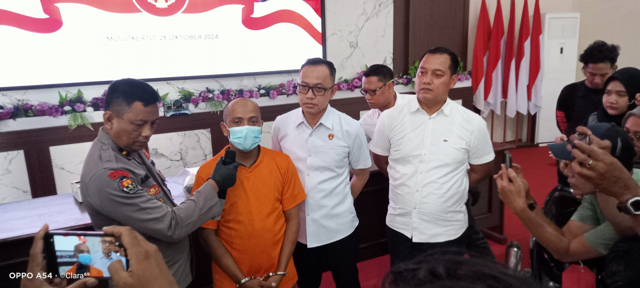 Tersangka penganiayaan yang berhasil ditangkap unit Reskrim Polresta Mojokerto di tempat persembunyiannya (foto : humasrestamjk/zia_beritaformat.com)