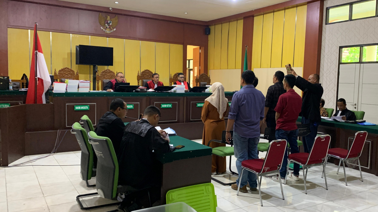 5 orang saksi yang dihadirkan JPU diambil sumpah sebelum memberikan kesaksian pada sidang lanjutan Oknum Camat Sidoan (foto : humascabjaritinombo/asri_beritaformat.com)
