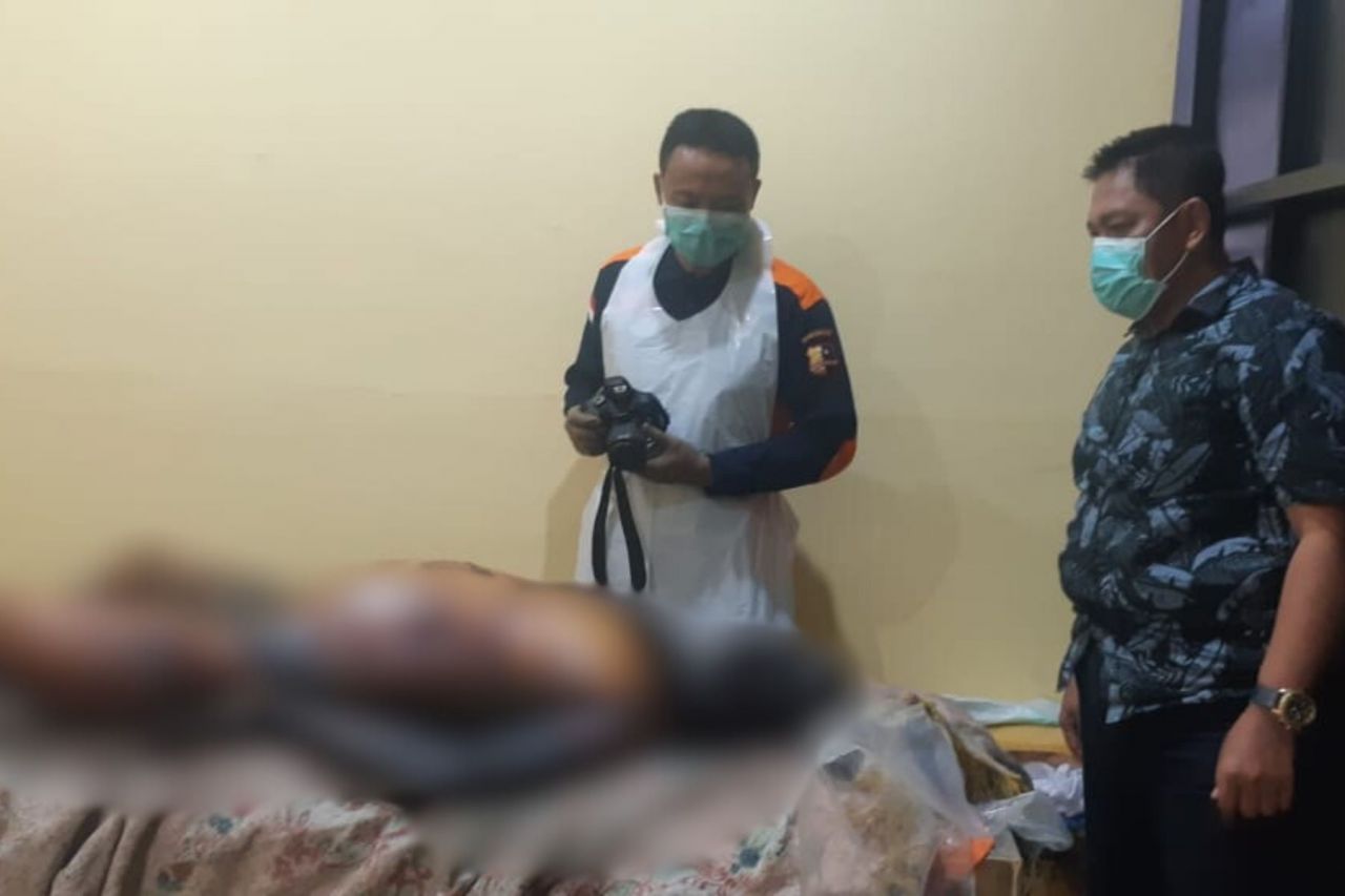 Korban (Sutrisno) ditemukan dalam kondisi sudah membusuk dalam gudang pasar rakyat trowulan (foto : polsektrowulan/zia_beritaformat.com)