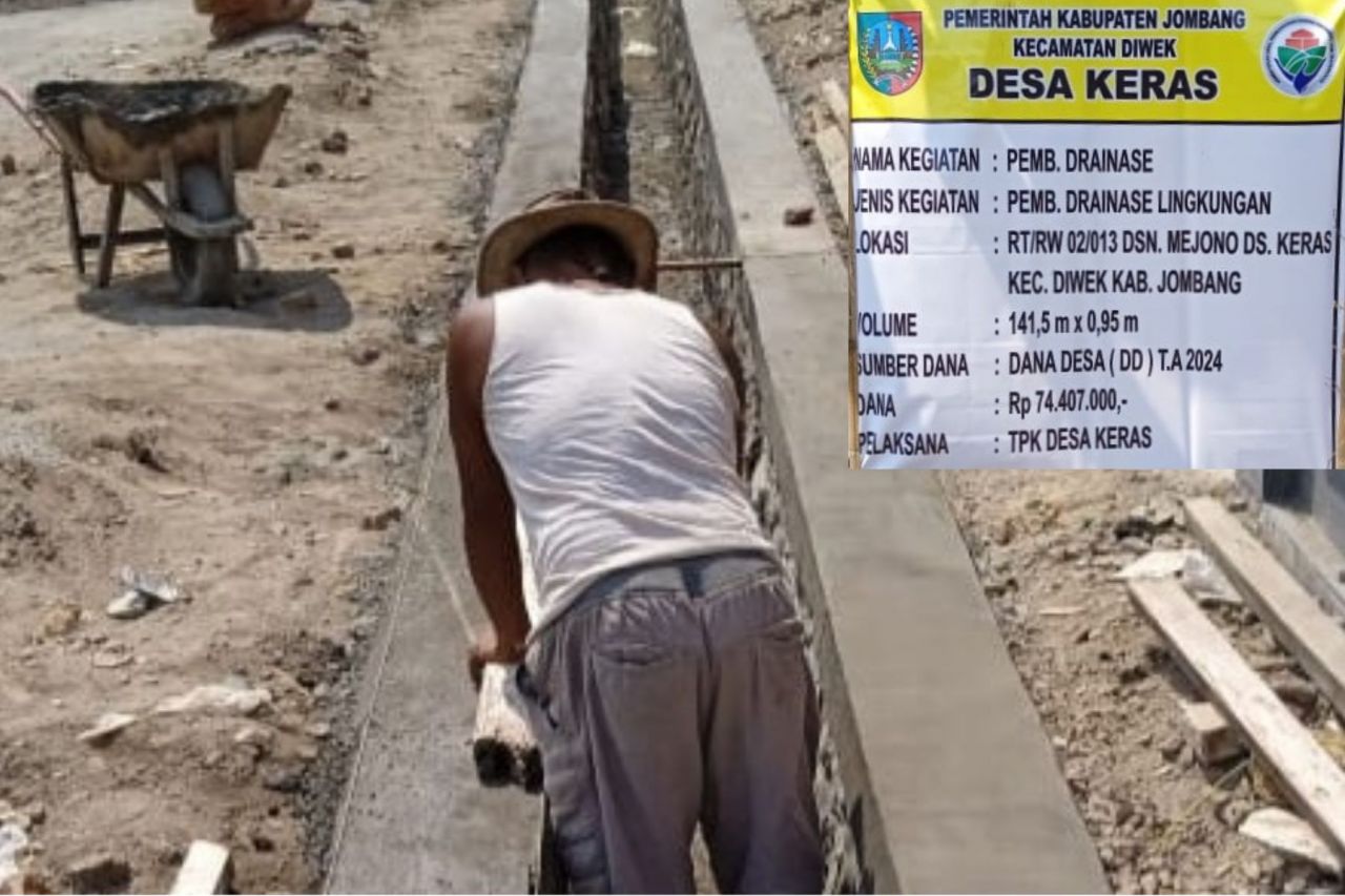 Tampak salah satu pekerja melakukan pekerjaan finishing drainase di Dusun Mejono, Desa Keras (foto : darmanto_beritaformat.com)