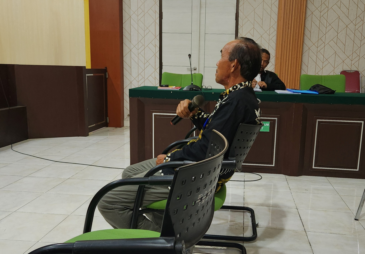 Eks Camat Sidoan saat duduk di kursi pesakitan PN Tipikor Palu (foto : asri_beritaformat.com)