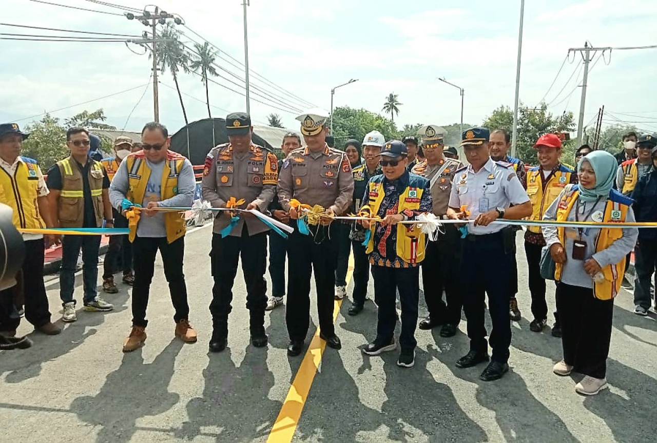 Dadi kanan ke kiri, Kepala Terminal Mamboro, Kepala BPJN, Dirlantas Polda Sulteng, Kapolresta Palu dan Camat Ulujadi saat bersama menggunting pita peresmian open trafic jembatan Buluri 1 dan 2 Kota Palu (foto: ono_beritaformat.com)