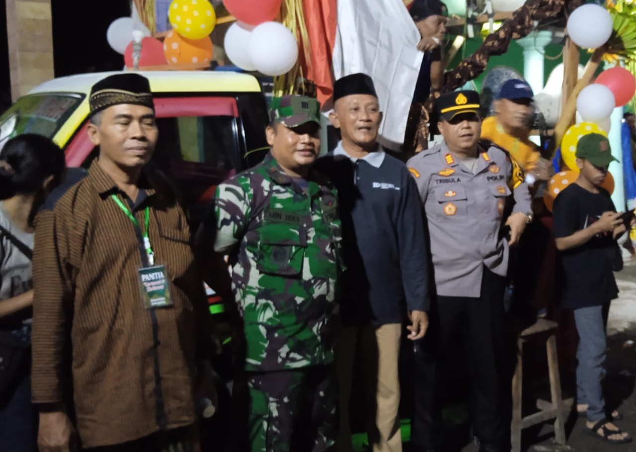 Dari kiri Ketua Panitia Gus Ali, Danramil Mojowarno Kapten CBA Min Hadi, Kades Sukomulyo Sony Wibisono dan terakhir Kapolsek Mojowarno AKP Trisula Hadi Warjianto usai melepas peserta karnaval (foto : darmanto_beritaformat.com)