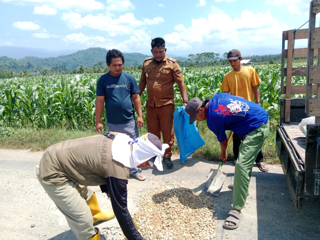 Komang saat membantu meleveransir material untuk pembuatan adonan cor (foto : asri_beritaformat.com)