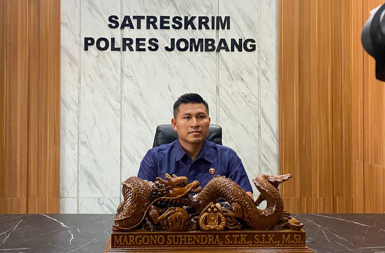 Kasat Reskrim Polres Jombang AKP Margono Suhendra, S.T.K., S.I.K., M.Si.,saat memberikan keterangan dihadapan sejulah media (foto : darmanto_beritaformat.com)