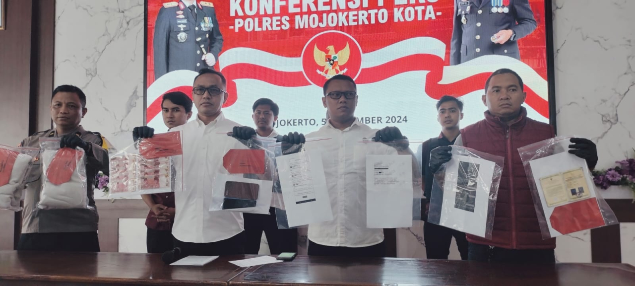 Kasat Reskrim Polresta Mojokerto AKP Rudy Zaeni saat melakukan pers rilis ketiga pelaku Threesome berikut barang bukti (foto : humasrestamjk/zia_beritaformat.com)