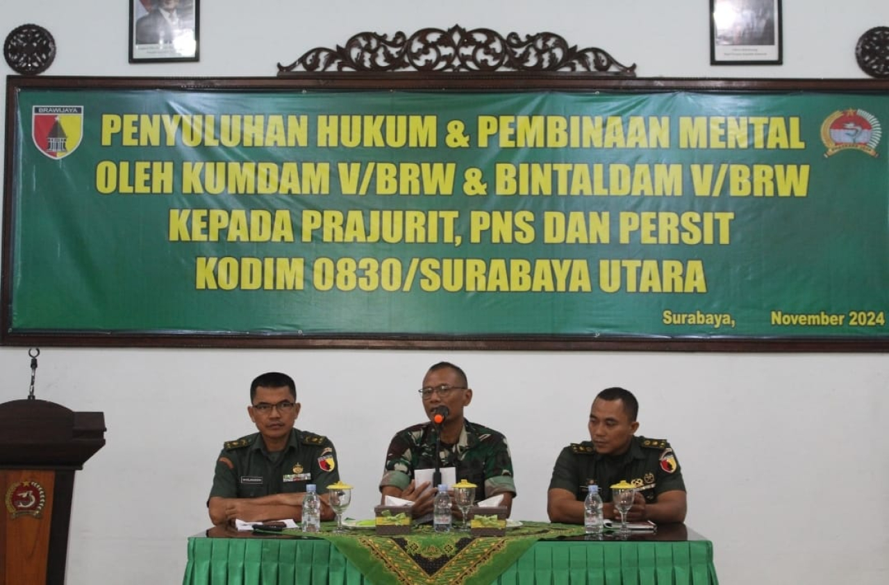 Kasdim 0830/Surabaya Utara, Letkol Inf Djarno Djumadi, S.Pd., diapit narasumber dari Kodam V Brawijaya saat menyampaikan arahan dari Dandim 0830/Surabaya Utara (foto : pendim0830sbyutr/hartono_beritaformat.com)