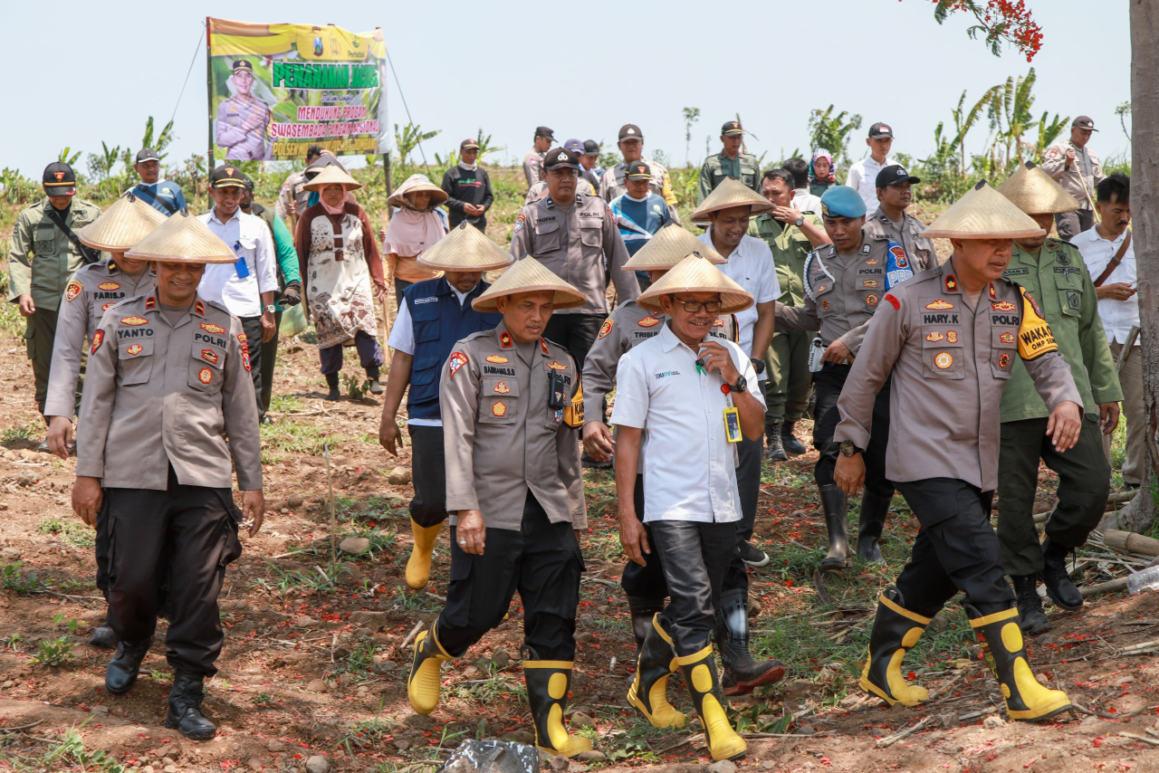 Wakapolres Jombang Kompol Hari Kurniawan bersama ADM Perhutani, Aspers, PPL Pertanian, Kepala Desa Japanan, Lembaga Masyarakat Desa Hutan (LMDH) dan Kapolsek Mojowarno bersama turun tanam benih jagung sebagai wujud dukungan Astacita Presiden Prabowo Subia