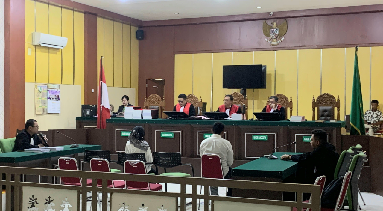 Kedua terdakwa Fatmawati dan Rifki saat mendengarkan tuntutan JPU pada sidang lanjutan kasus korupsi Desa Dusunan Barat (foto : asri_beritaformat.com)