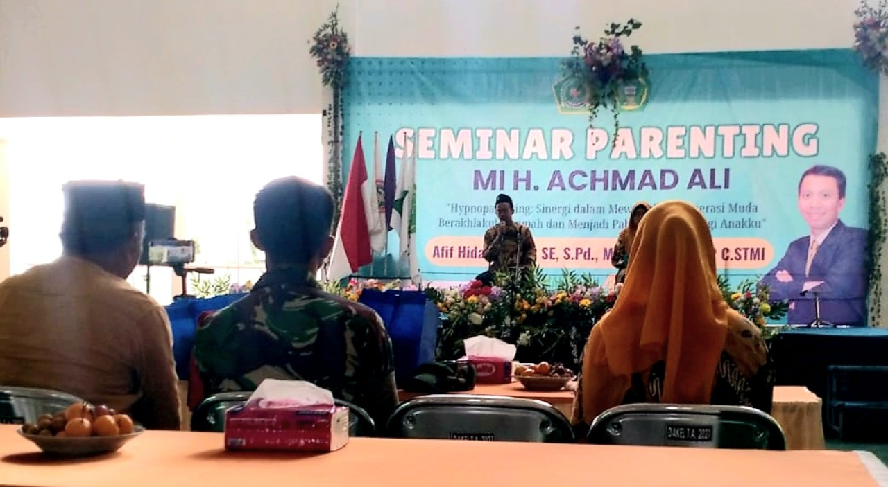 Narasumber Afif Hidayatullah, SE, Spd, M.Ak, C.Ht, C.NNLP, C.STMI saat menyampaikan materi hypnoparenting dihadapan walimurid (foto : hartono_beritaformat.com)