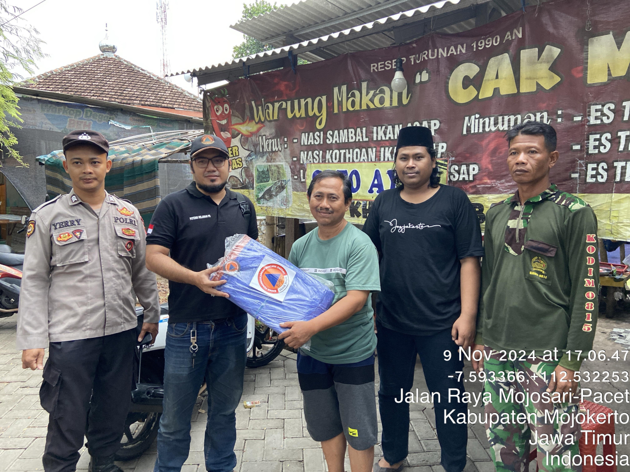Anggota BPBD Kab. Mojokerto didampingi personil Polsek dan Koramil Kutorejo saat memberikan bantuan terpal pada warga terdampak (foto : bpbdkabmjk/zia_beritaformat.com)