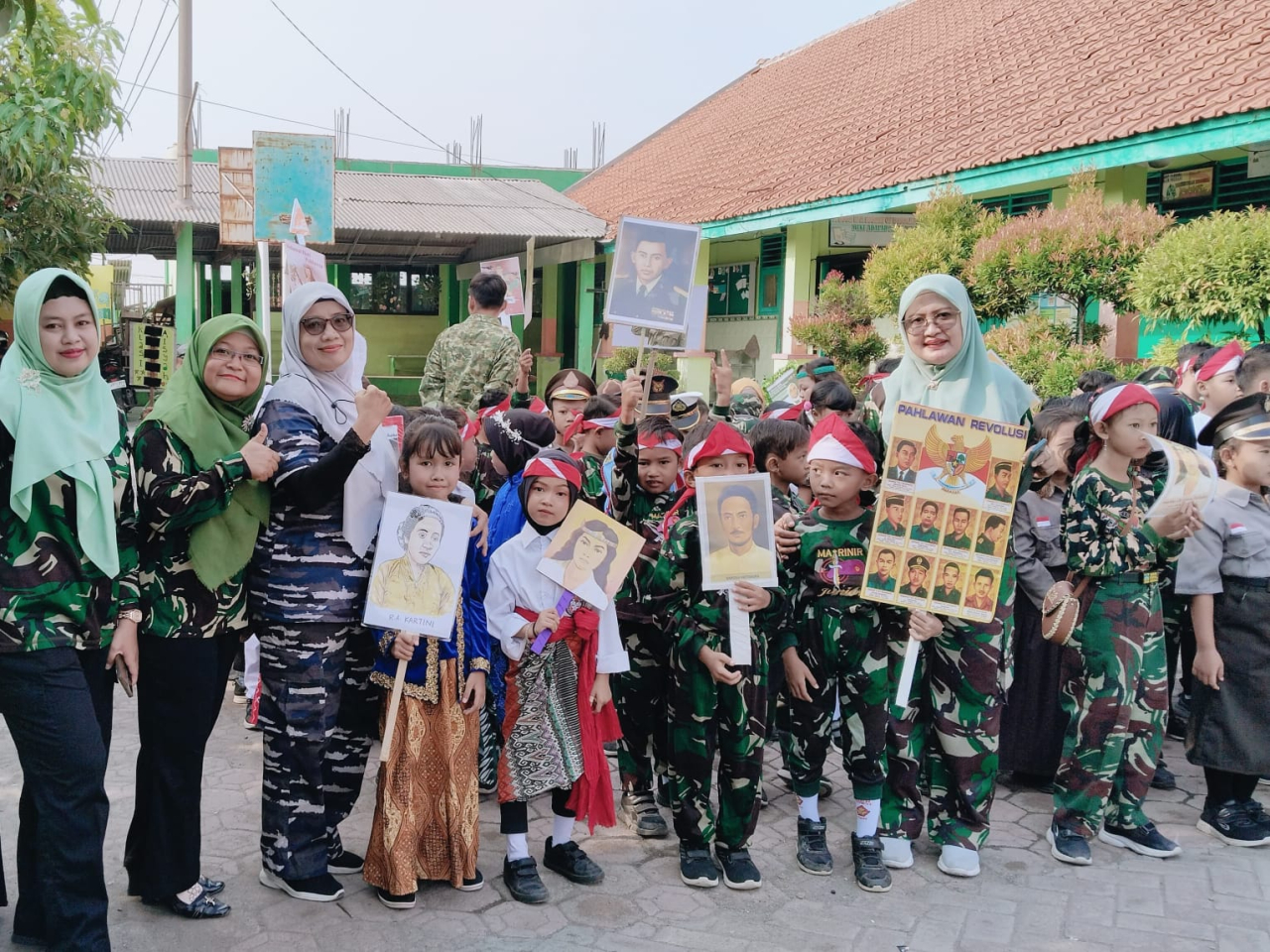 Guru SDN Tempel Krian beserta muridnya bersiap-siap berangkat pawai (foto : azies_beritaformat.com)