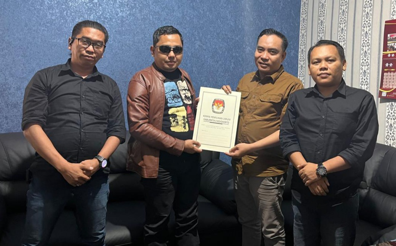 Tim Hukum Paslon IDOLA saat bertandang ke Kantor KPU Kab. Mojokerto untuk meminta klarifikasi (foto : erick_beritaformat.com)