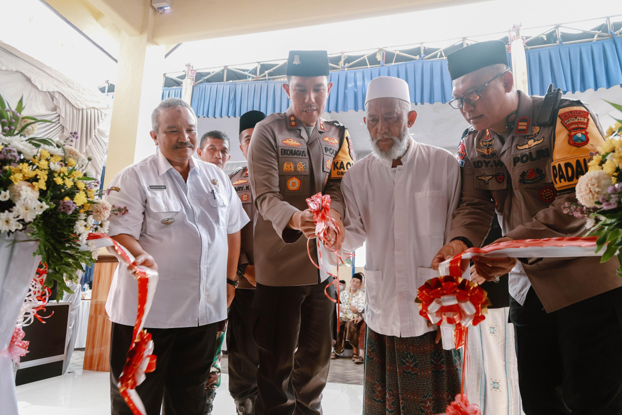 Kapolres Jombang AKBP Eko Bagus Riyadi menggunting pita peresmian Mapolsek Diwek yang baru saja di renovasi (foto : humasresjbg/lekdar_beritaformat.com)