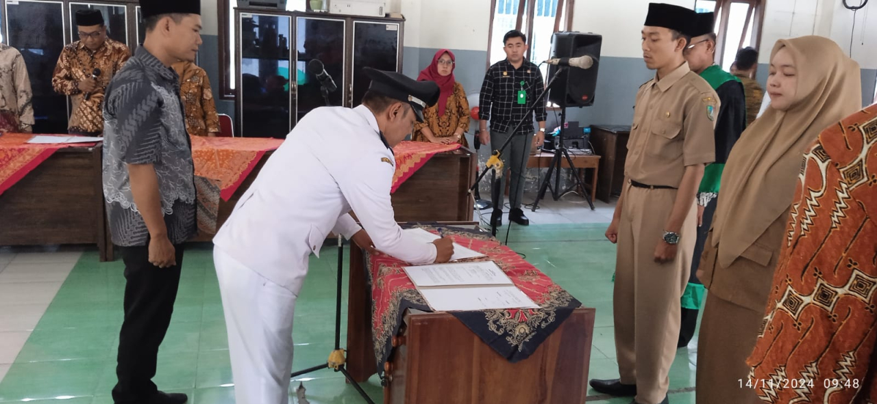 Kades Palrejo Yudi Santoso saat menandatangani berita acara pelantikan dan pengambilan sumpah jabatan Kaur Perencanaan dan Kasi Pemerintahan Desa Palrejo (foto : lekdar_beritaformat.com)