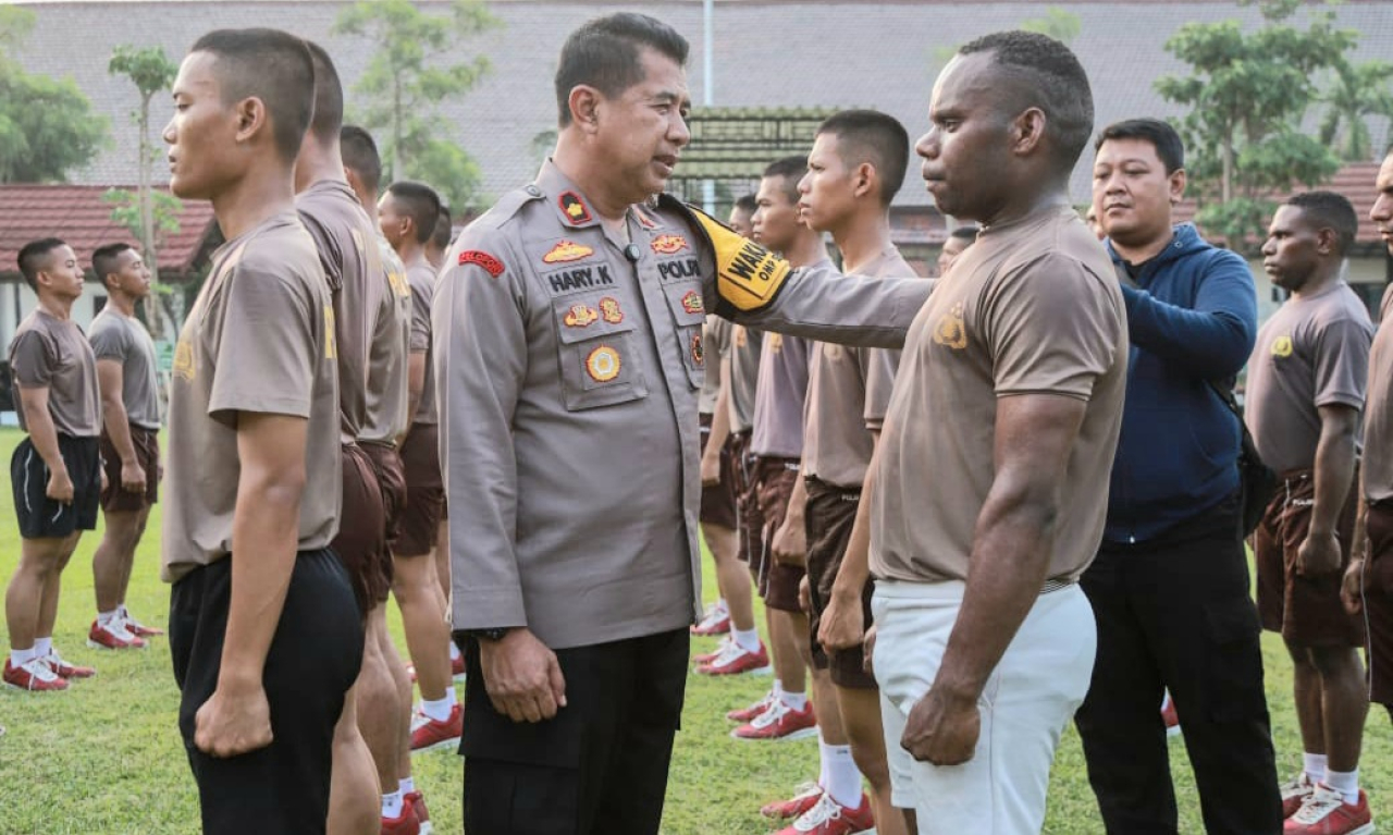 Wakapolres Jombang Kompol Hari Kurniawan saat memberikan semangat dan motivasi pada salah satu siswa asal Papua (foto: humasresjbg/lekdar_beritaformat.com)